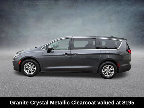 Used 2023 Chrysler Pacifica Touring-L FWD image 2