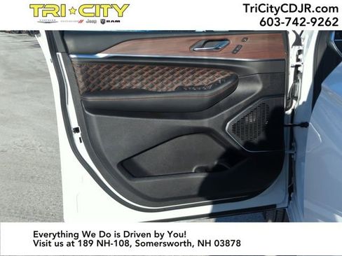 New 2025 Jeep Grand Cherokee Summit image 10