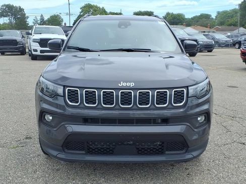 Used 2024 Jeep Compass Latitude AWD/4WD image 2