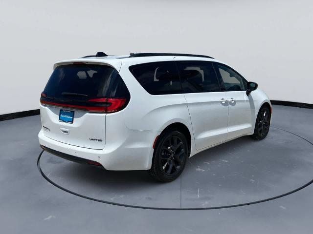 Used 2025 Chrysler Pacifica Limited FWD image 5