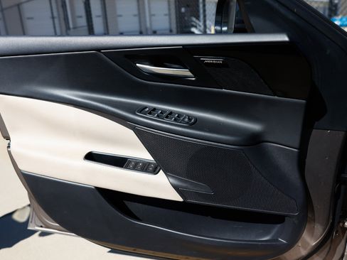 Used 2017 Jaguar XE Premium image 40