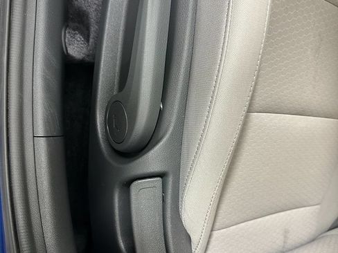 Used 2020 Hyundai Elantra SE FWD image 18
