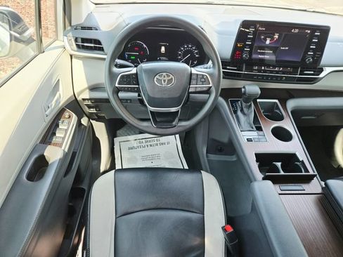 Used 2021 Toyota Sienna LE FWD image 11