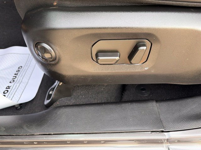 Used 2025 Jeep Gladiator Rubicon w/ Convenience Group AWD/4WD image 11