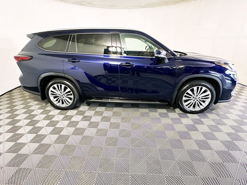 Used 2024 Toyota Highlander Platinum FWD image 2