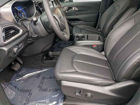 New 2026 Chrysler Pacifica Select image 4