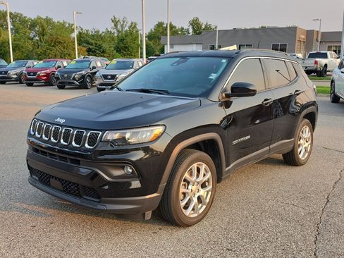 Used 2023 Jeep Compass Latitude AWD/4WD image 3