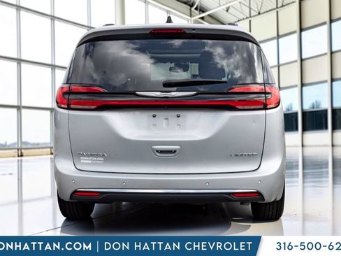 Used 2023 Chrysler Pacifica Limited FWD image 24
