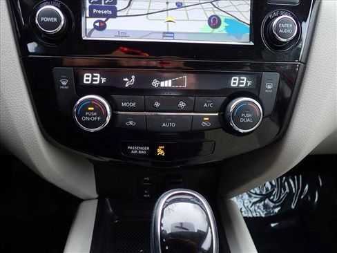 Used 2017 Nissan Rogue Sport SV w/ SV Premium Package image 18