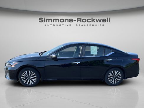 Used 2025 Nissan Altima 2.5 SV FWD image 2