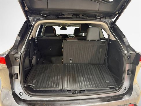 Used 2023 Toyota Highlander XLE image 25