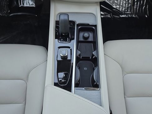 Certified 2025 Volvo XC60 B5 Plus w/ Climate Package image 18