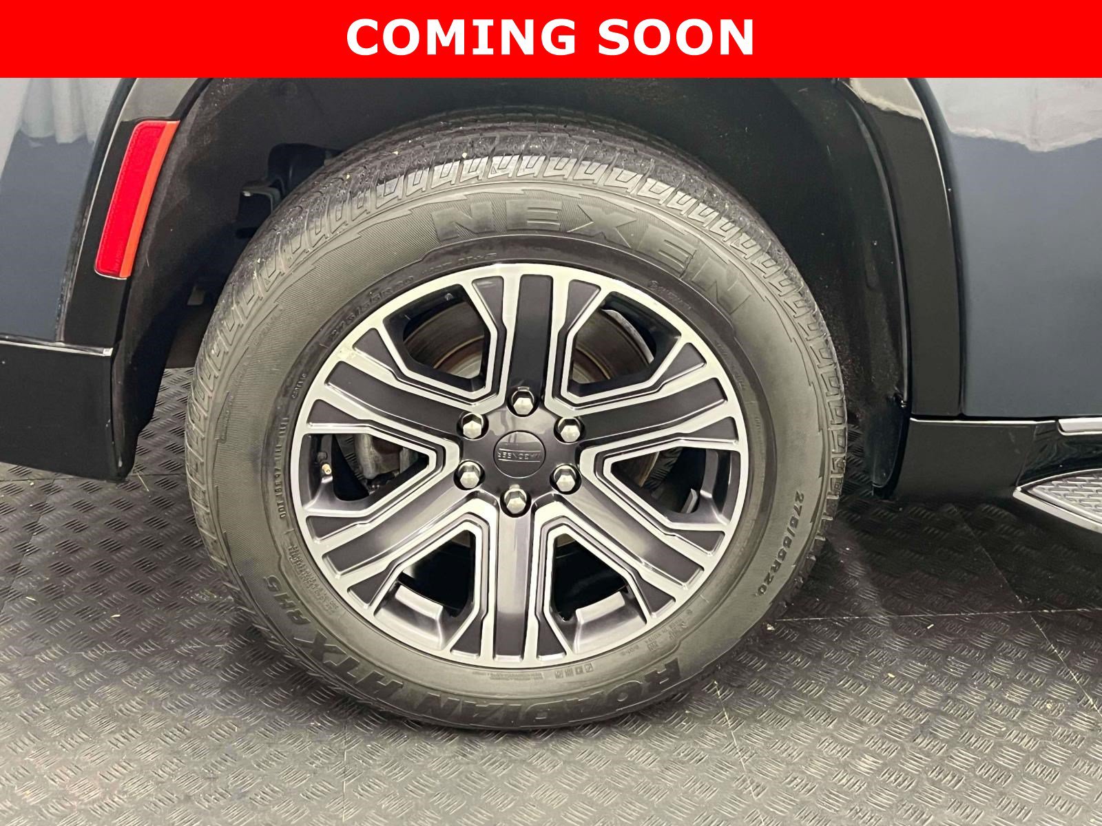 Certified 2024 Jeep Wagoneer Series II w/ Flexible Seating Group AWD/4WD image 3