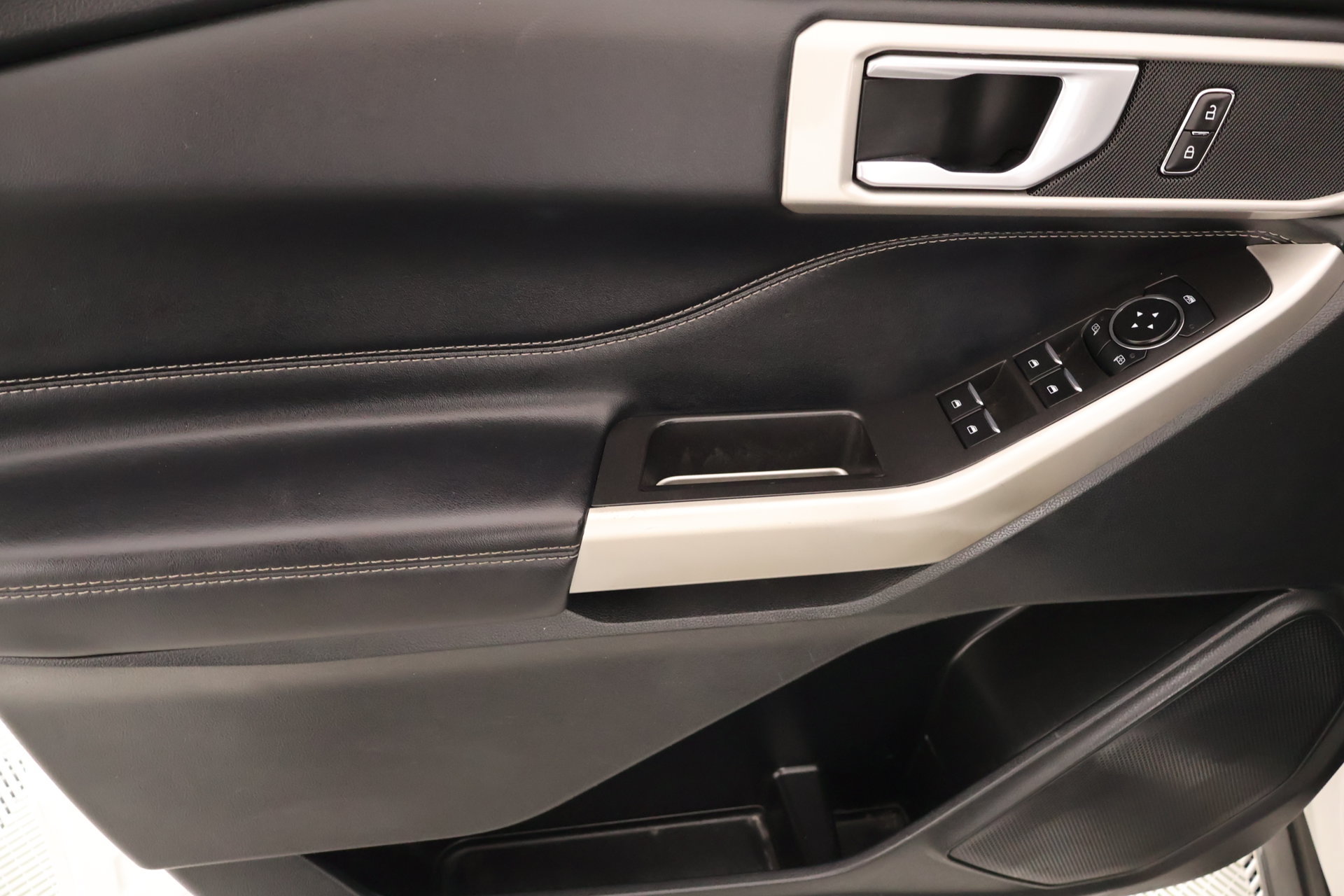 Used 2023 Ford Explorer XLT AWD/4WD image 16