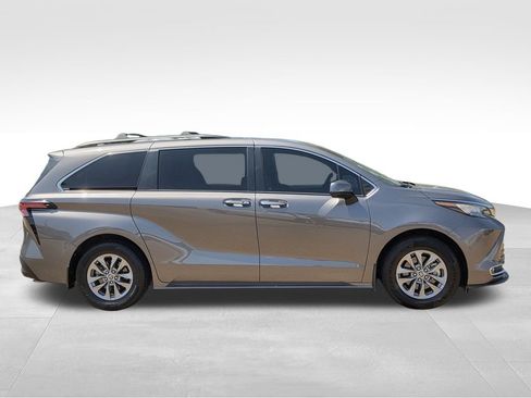Used 2022 Toyota Sienna XLE FWD image 5