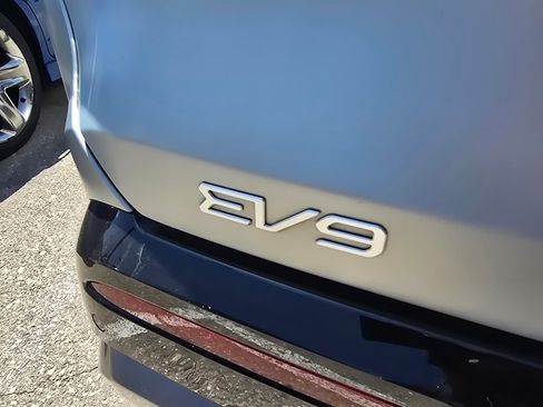 Used 2024 Kia EV9 Land AWD/4WD image 10