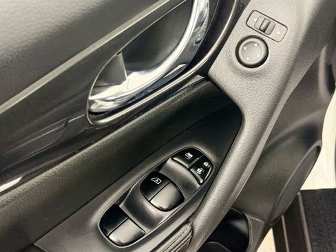 Used 2018 Nissan Rogue S AWD/4WD image 17