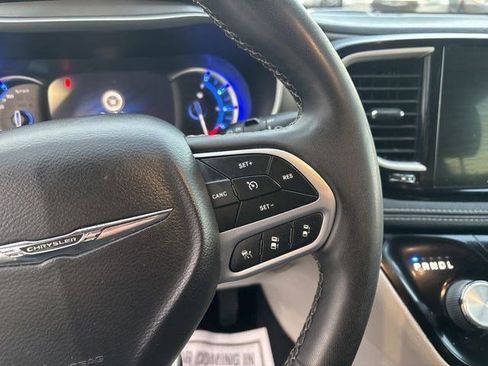 Used 2022 Chrysler Pacifica Touring-L image 18