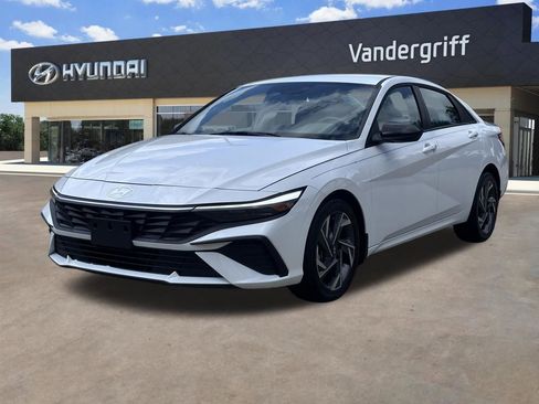Used 2025 Hyundai Elantra Sport FWD image 4
