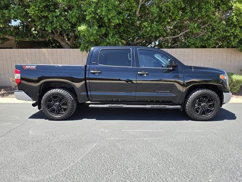 Used 2018 Toyota Tundra SR5 w/ SR5 Upgrade Package AWD/4WD image 2