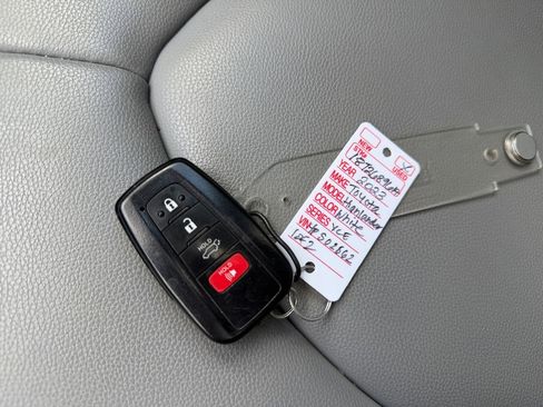 Used 2023 Toyota Highlander XLE image 30