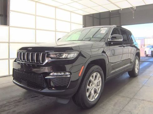 Used 2023 Jeep Grand Cherokee Limited AWD/4WD image 3