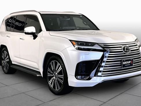 Used 2025 Lexus LX 600 4WD w/ Accessory Package (2T) image 3