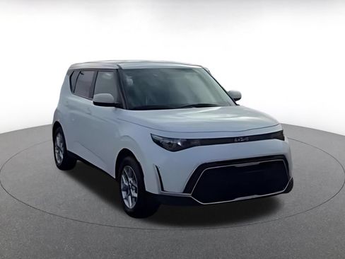 Used 2025 Kia Soul LX w/ LX Technology Package FWD image 11