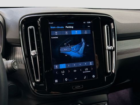 Used 2022 Volvo XC40 P8 Recharge Plus image 24