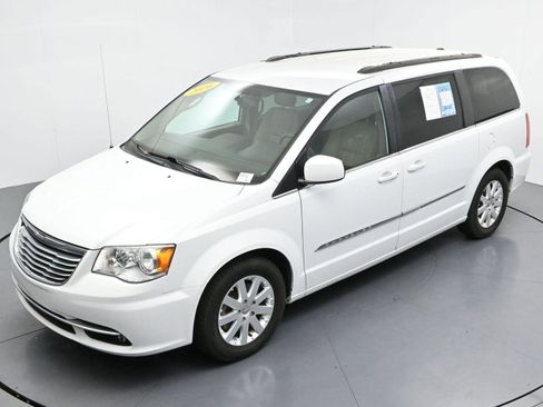 Used 2016 Chrysler Town & Country Touring FWD image 42
