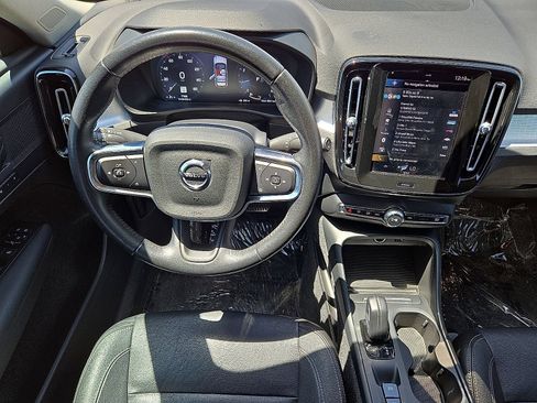 Used 2021 Volvo XC40 T4 Momentum FWD image 18