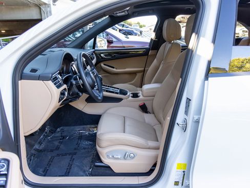 Certified 2025 Porsche Macan image 28