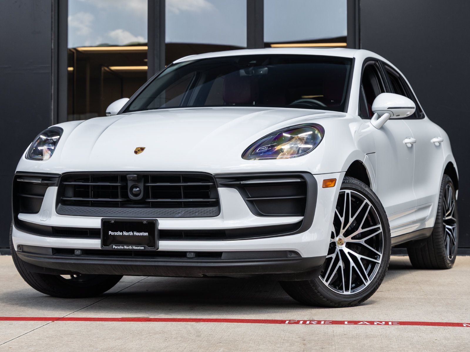 Certified 2023 Porsche Macan AWD/4WD image 1