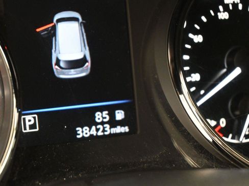 Used 2019 Nissan Rogue SV image 3