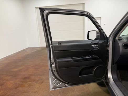 Used 2017 Jeep Patriot High Altitude AWD/4WD image 56