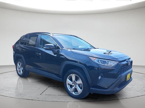 Used 2021 Toyota RAV4 XLE Premium AWD/4WD image 7
