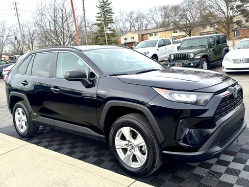 Used 2019 Toyota RAV4 LE image 2