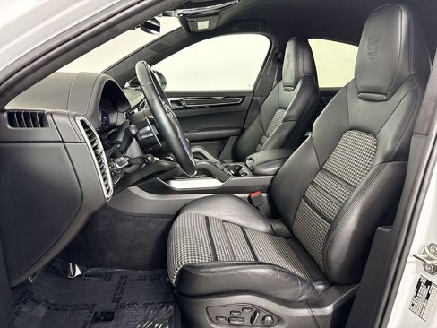 Certified 2023 Porsche Cayenne Turbo AWD/4WD image 5