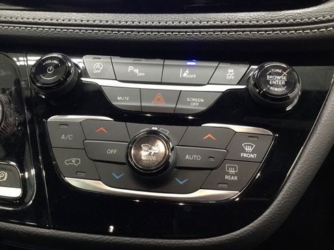 Used 2023 Chrysler Pacifica Touring image 23