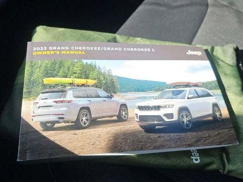 Used 2023 Jeep Grand Cherokee L Laredo image 25