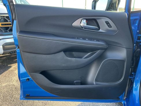 New 2026 Chrysler Pacifica Select image 13