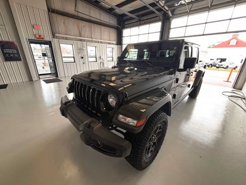 Used 2022 Jeep Gladiator Sport AWD/4WD image 3