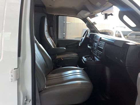 Used 2025 GMC Savana 3500 Extended RWD image 9