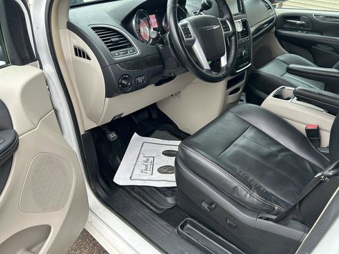 Used 2014 Chrysler Town & Country Touring image 10