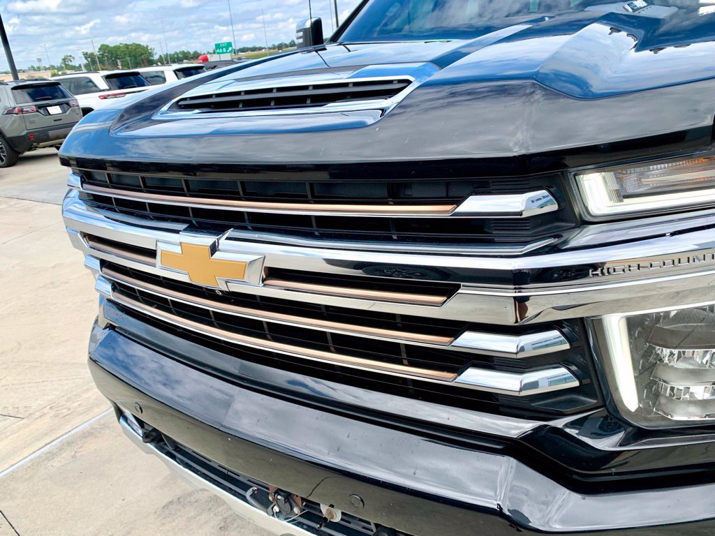 Used 2023 Chevrolet Silverado 2500 High Country w/ Technology Package AWD/4WD image 2