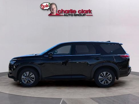 Used 2024 Nissan Pathfinder S FWD image 3