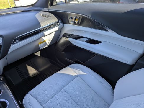 New 2026 Cadillac Lyriq Luxury image 15