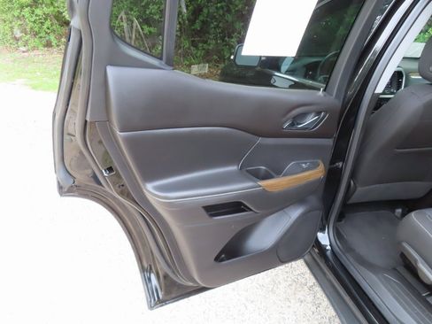 Used 2023 GMC Acadia SLE w/ Driver Convenience Package image 33