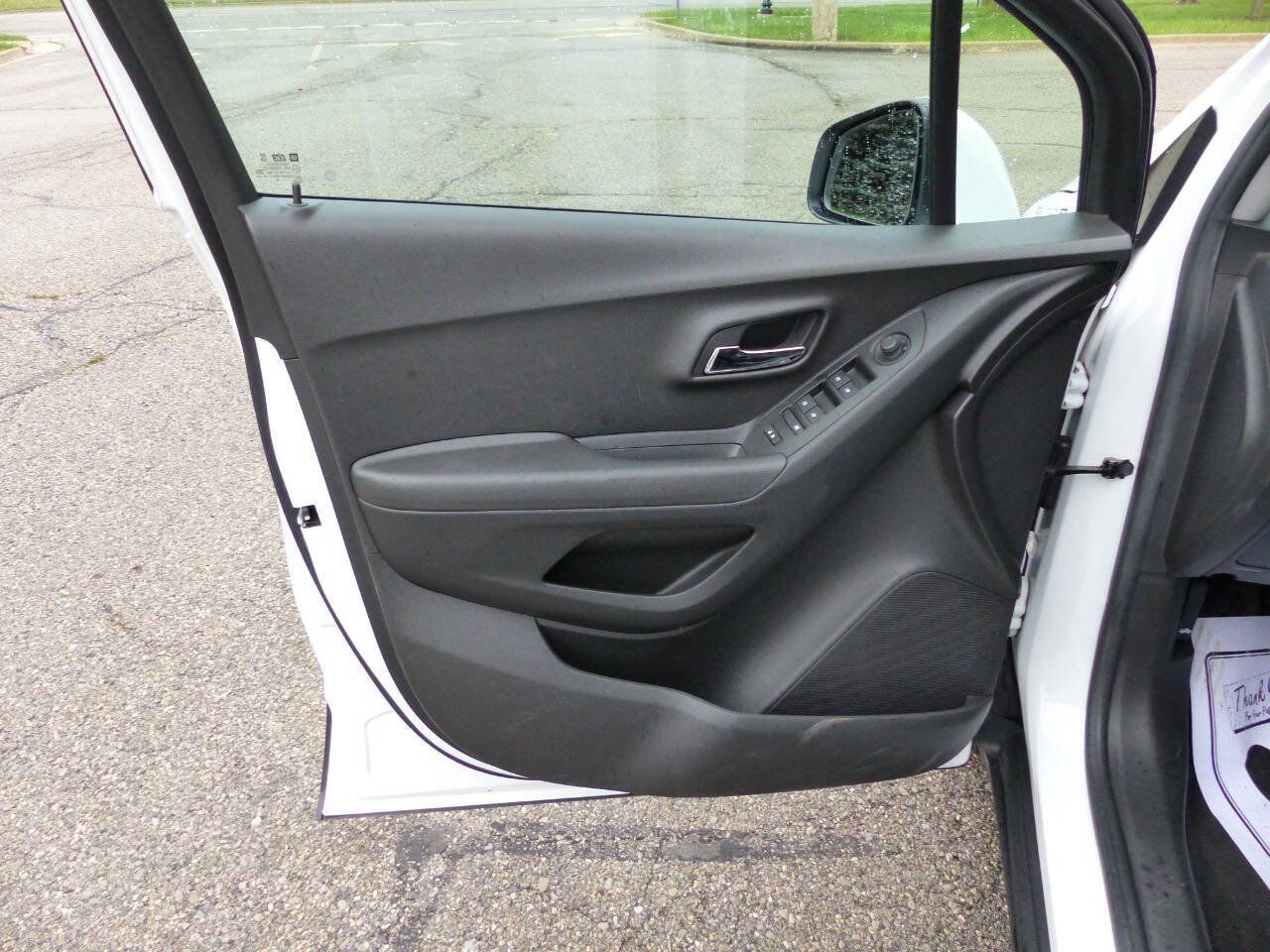 Used 2019 Chevrolet Trax LT w/ LT Convenience Package FWD image 17