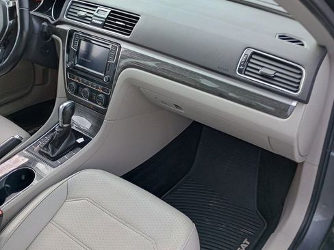 Used 2018 Volkswagen Passat 2.0T SE image 21